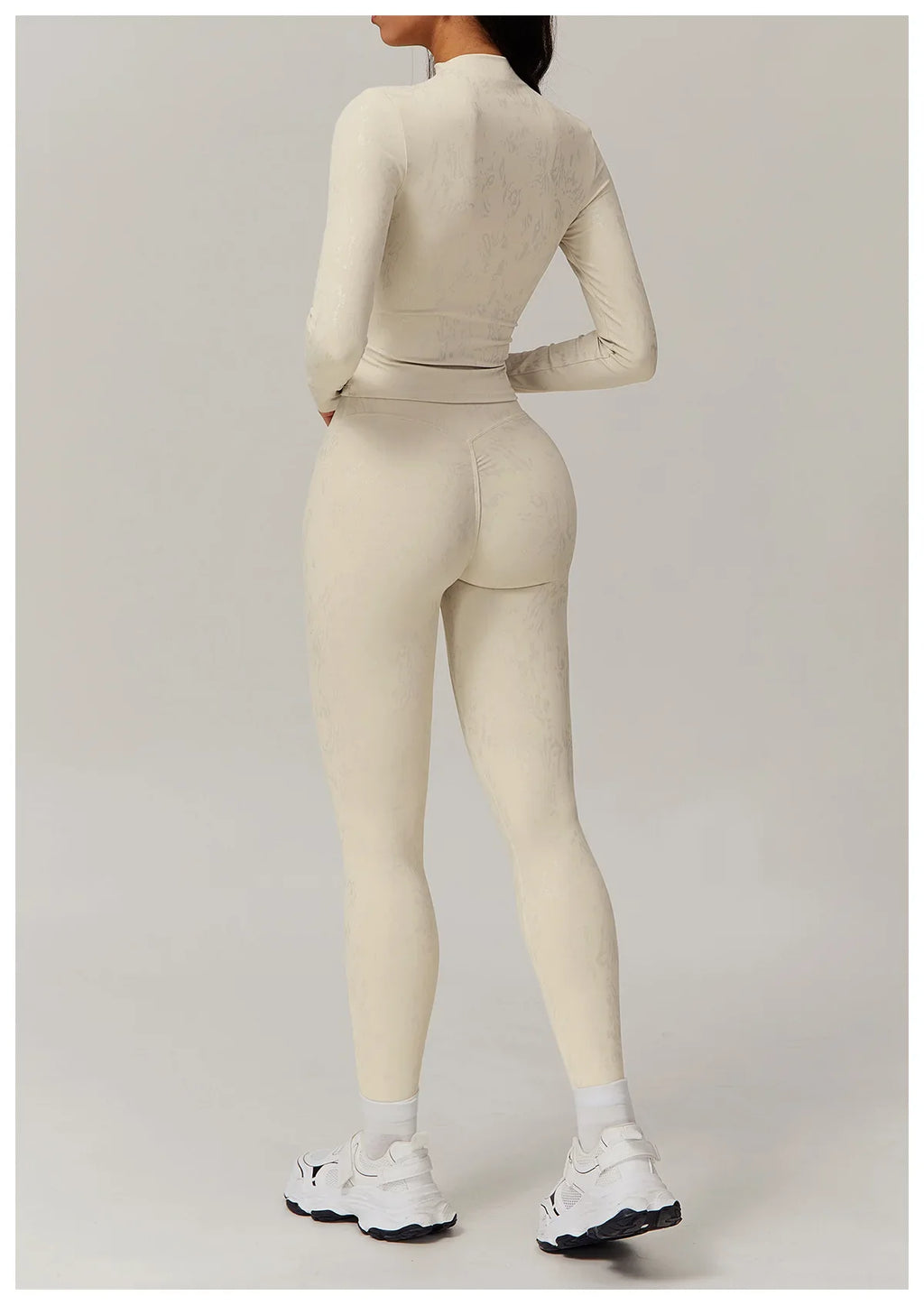 Stretch Fabric Salutation Yoga Set for Comfortable Movement and Flexibility in Activewear