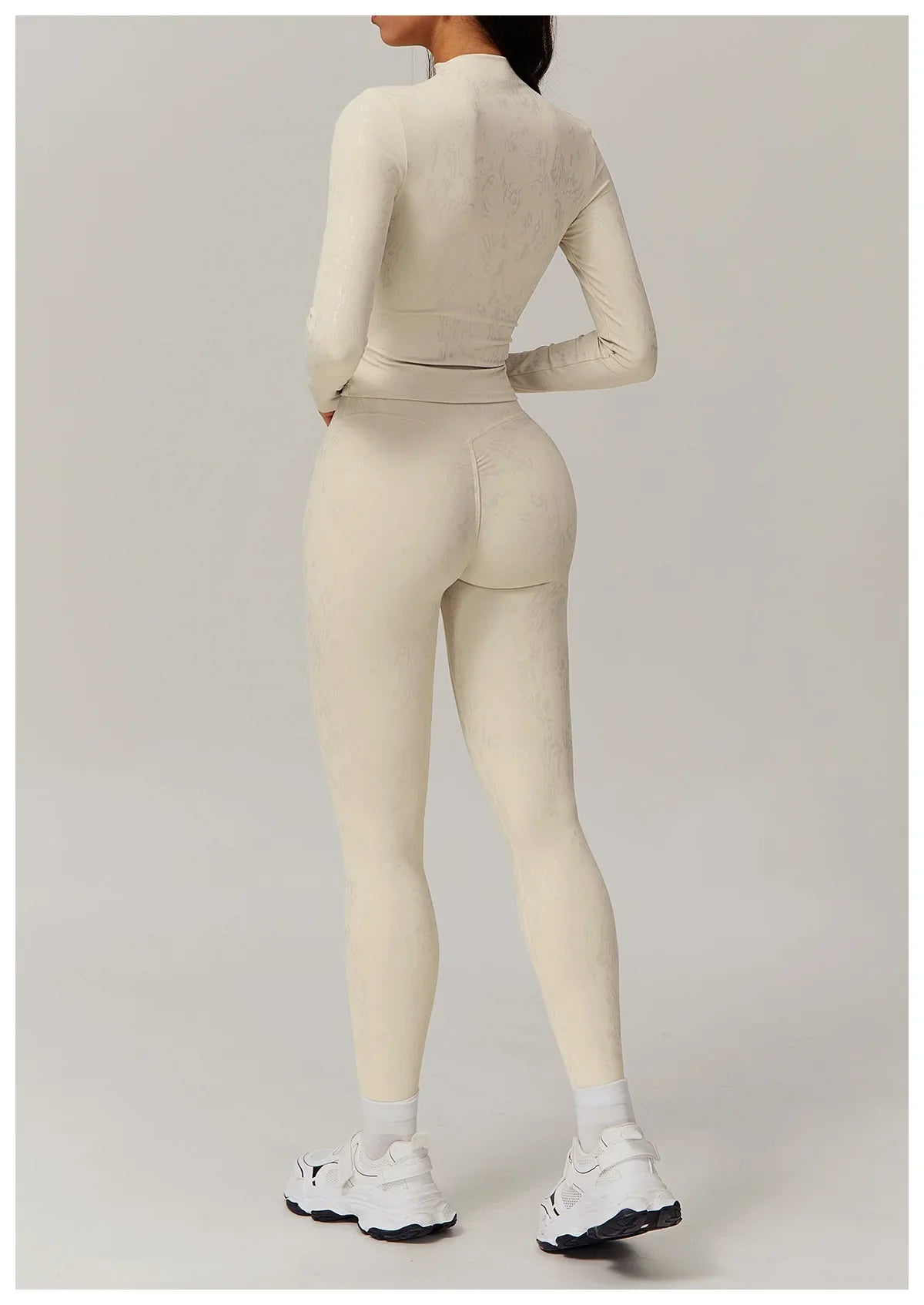 Stretch Fabric Salutation Yoga Set for Comfortable Movement and Flexibility in Activewear